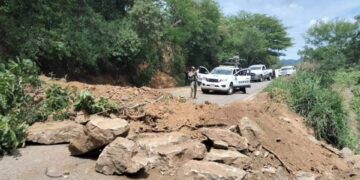 Sicarios bloquean carretera Arteaga-Tumbiscatío