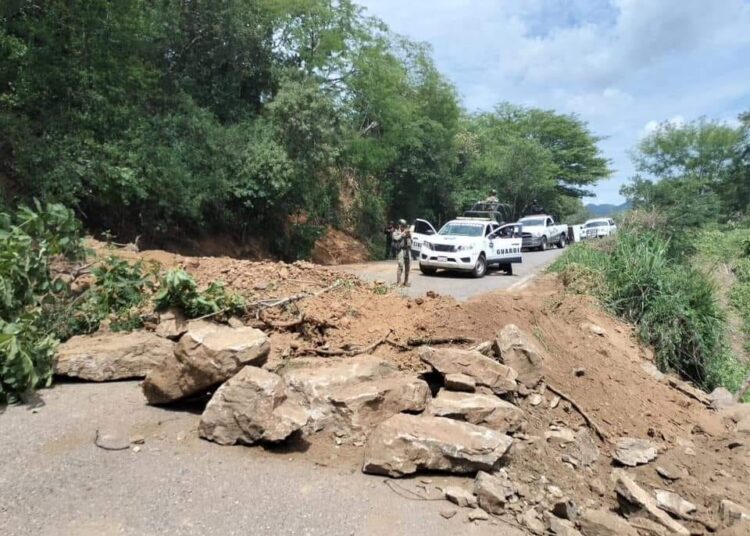 Sicarios bloquean carretera Arteaga-Tumbiscatío