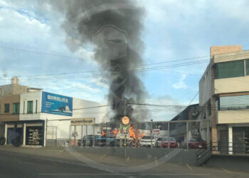 #Uruapan Sujetos desconocidos balean y queman 3 lotes de venta de vehículos denominados “Barragán”