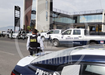 #Morelia Pareja sufre atentado afuera de Plaza “HUMA” en la zona de Altozano; hay una mujer herida