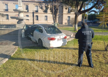 #Morelia Conductora de vehículo pierde el control y se estrella contra fuente de la XXI Dona Militar