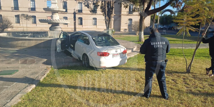 #Morelia Conductora de vehículo pierde el control y se estrella contra fuente de la XXI Dona Militar