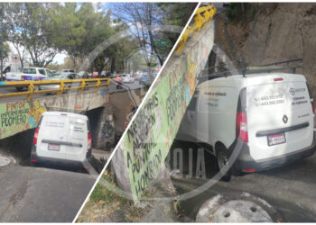 Conductor confunde paso peatonal con vehicular y queda atorado en Morelia