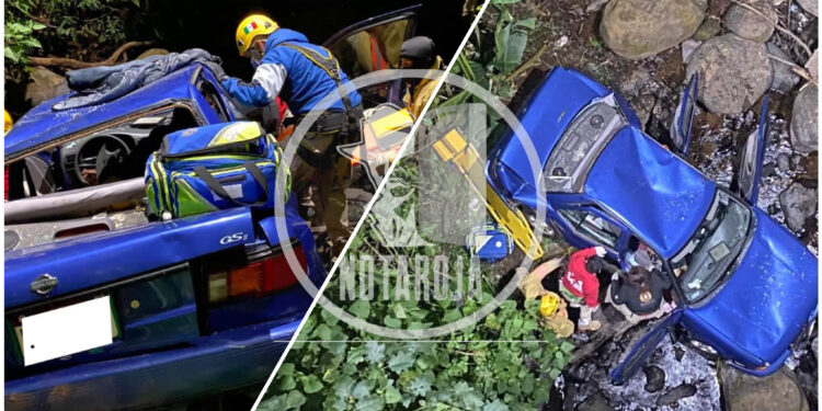 Pareja llevaba 12 horas atrapada en su vehículo en el fondo de un barranco en Tacámbaro