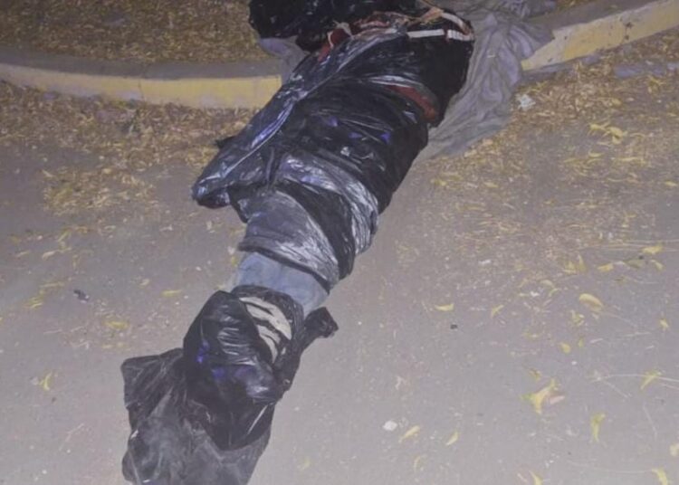 Abandonan dos cadáveres decapitados y envueltos en plástico