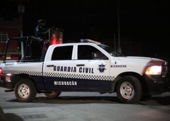 Comuneros de Caltzontzin amarran y golpean a tirador de drogas