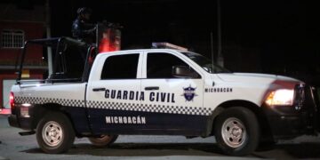 Comuneros de Caltzontzin amarran y golpean a tirador de drogas