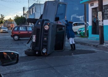 #Morelia Pierde el control de su camioneta y termina volcado en Villa Universidad