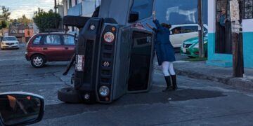 #Morelia Pierde el control de su camioneta y termina volcado en Villa Universidad