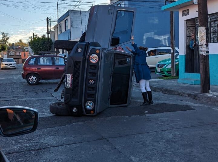 #Morelia Pierde el control de su camioneta y termina volcado en Villa Universidad