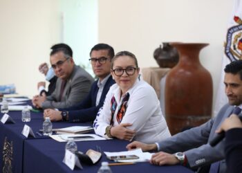 Ustedes deben ser las lideresas y los líderes del mañana, señala Yarabí Ávila ante moradoras y moradores de Casas del Estudiante