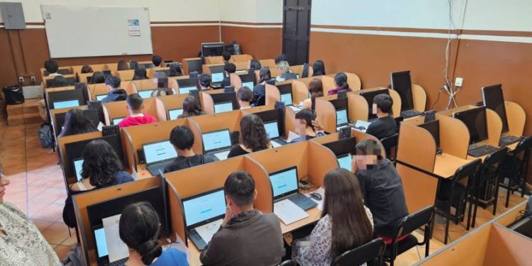 Estudiantes del Colegio Primitivo y Nacional de San Nicolás de Hidalgo participan en la prueba PISA