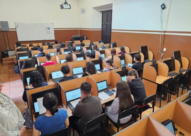 Estudiantes del Colegio Primitivo y Nacional de San Nicolás de Hidalgo participan en la prueba PISA