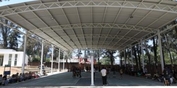Regresa Yarabí Ávila a la preparatoria “Isaac Arriaga” y cumple con construcción de domo