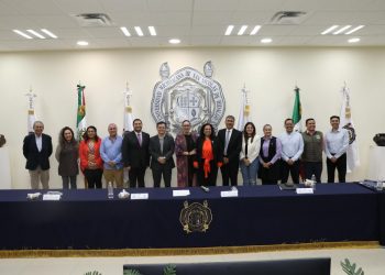 Red Juntos por Michoacán recibe donación de Fuente Digital Braille Espejo en beneficio del estudiantado