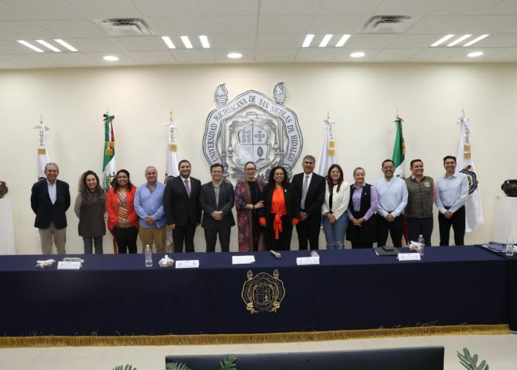 Red Juntos por Michoacán recibe donación de Fuente Digital Braille Espejo en beneficio del estudiantado