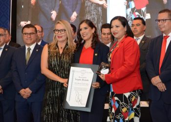 Yarabí Ávila entrega el reconocimiento “Legado Nicolaita” a docentes que han dejado huella en sus dependencias