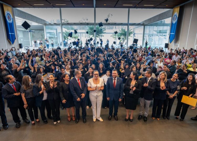 Yarabí Ávila llama a transformar el entorno, al entregar Pase por Excelencia; hito sin precedente en la UMSNH