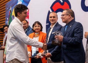 Estudiantes nicolaitas reciben el Reconocimiento al Mérito Académico Industrial
