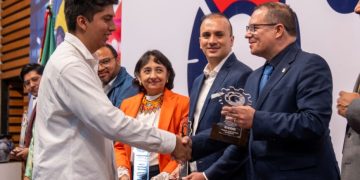 Estudiantes nicolaitas reciben el Reconocimiento al Mérito Académico Industrial
