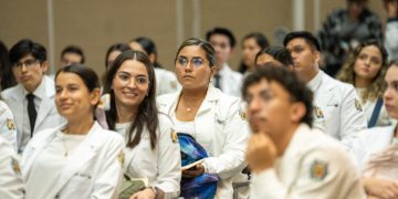 Lleven el humanismo a las clínicas y hospitales, señala secretario Académico ante estudiantes de Pregrado