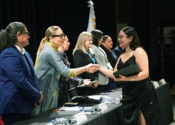 Que el respeto, la justicia y la solidaridad guíen sus decisiones, convoca Yarabí Ávila a egresados de preparatoria