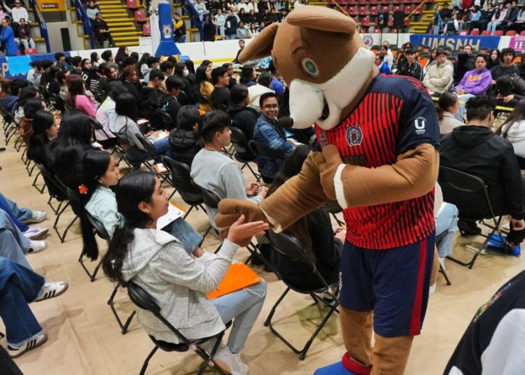 Con nervios, pero con mucha ilusión asisten aspirantes a su examen de admisión en la UMSNH