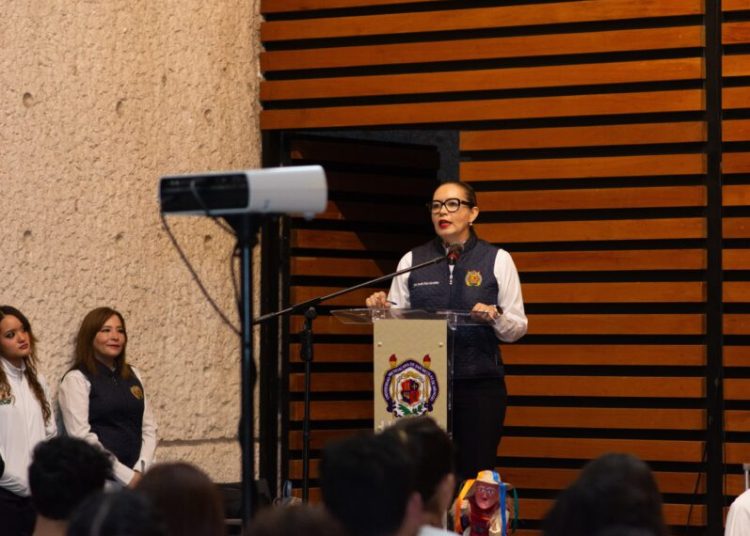 Yarabí Ávila llama a estudiantes a realizar su servicio social con vocación de servir