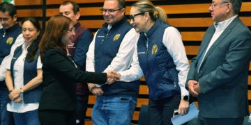 Yarabí Ávila reconoce a estudiantes que realizarán su servicio social en las comunidades que más lo necesitan