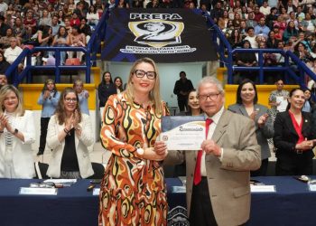 A construir proyectos y a trabajar en equipo, insta Yarabí Ávila a egresados de Bachillerato