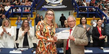 A construir proyectos y a trabajar en equipo, insta Yarabí Ávila a egresados de Bachillerato