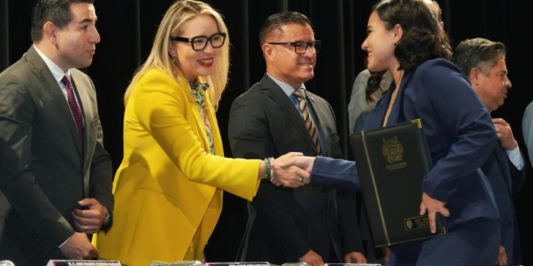 A derribar los muros de desigualdad, llama Yarabí Ávila a las y los egresados de Ingeniería Civil