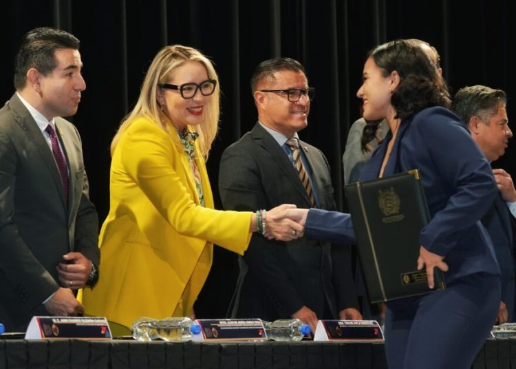 A derribar los muros de desigualdad, llama Yarabí Ávila a las y los egresados de Ingeniería Civil