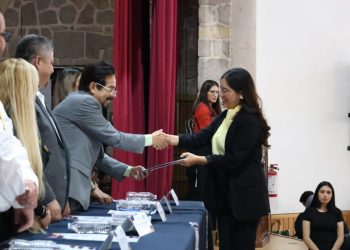 A mantenerse actualizados de manera permanente invitan a graduados de la Licenciatura en Enfermería