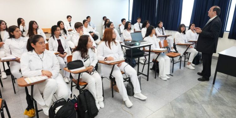 Yarabí Ávila da la bienvenida a quienes se incorporan a la familia nicolaita; UMSNH arranca Ciclo Escolar 2025-2026