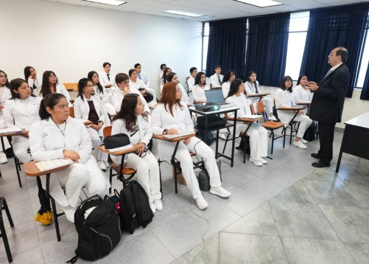 Yarabí Ávila da la bienvenida a quienes se incorporan a la familia nicolaita; UMSNH arranca Ciclo Escolar 2025-2026