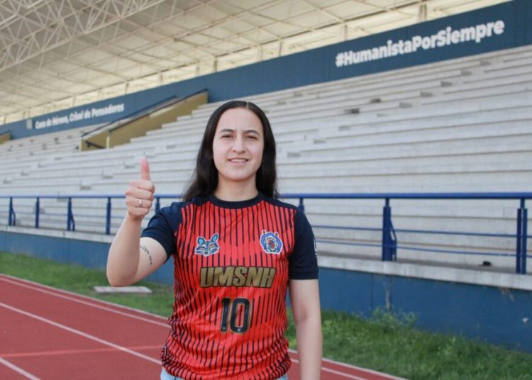 UMSNH semillero para el balompié femenil; las nicolaitas María de la Luz Quezadas y Cristina Estrella destacan en el fútbol