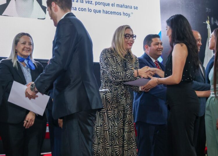 Nicolaitas reciben Reconocimiento Coparmex a la Excelencia Educativa 2025; Yarabí Ávila resalta dedicación de estudiantes