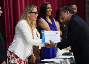 Nicolaitas siguen la ruta de la excelencia profesional; Yarabí Ávila clausura diplomados de Odontología