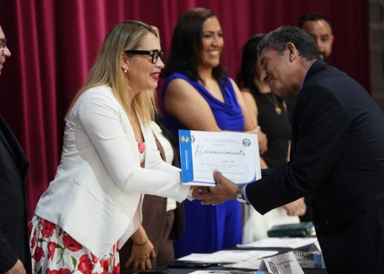 Nicolaitas siguen la ruta de la excelencia profesional; Yarabí Ávila clausura diplomados de Odontología