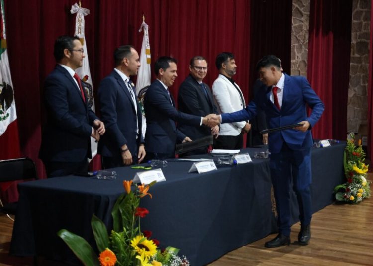 A seguirse preparando para mantener el liderazgo, convocan a egresados de la Facultad de Ingeniería Eléctrica
