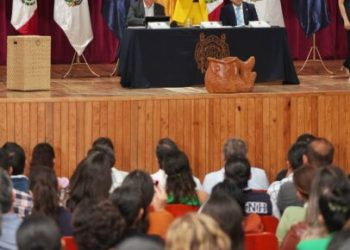 Yarabí Ávila se reúne con más de mil docentes nicolaitas.