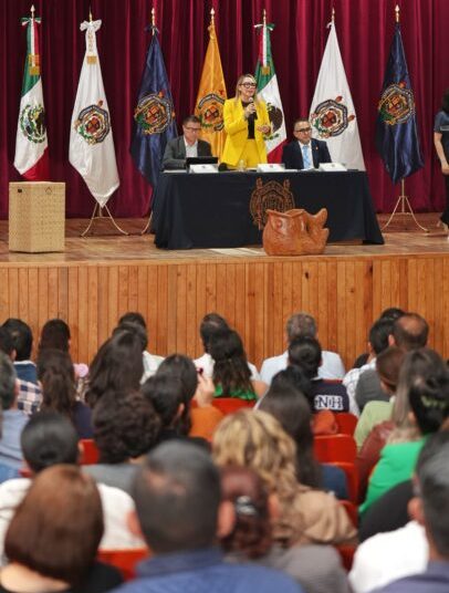 Yarabí Ávila se reúne con más de mil docentes nicolaitas.