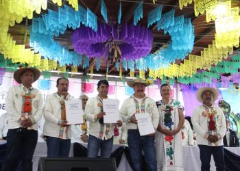Tras 84 años de lucha, dan a comuneros de Paracho título de propiedad de tierras comunales