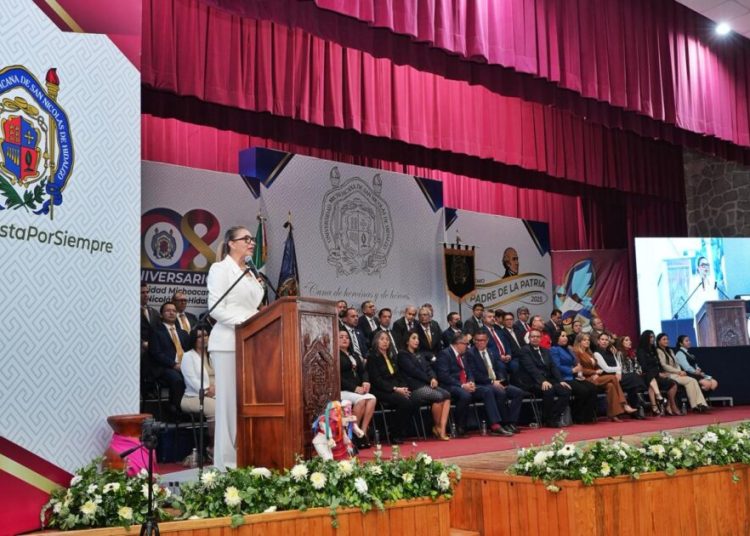 481 estudiantes reciben el Premio Padre de la Patria; representan el ejército de gran excelencia de la UMSNH, señala Yarabí Ávila