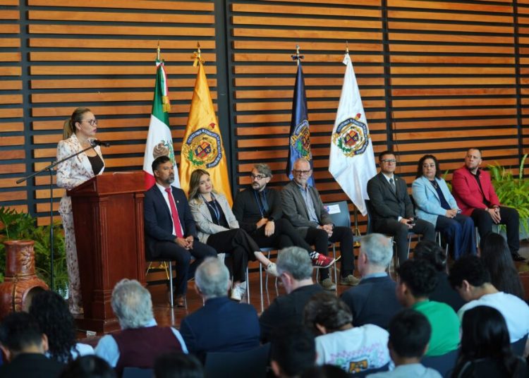 A romper paradigmas y a seguir creando, convoca Yarabí Ávila a estudiantes nicolaitas