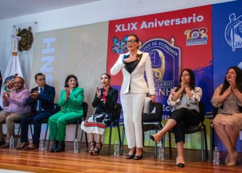 La Facultad de Economía innova y se transforma; Yarabí Ávila asiste al 49 aniversario de la dependencia