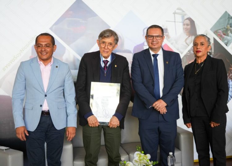 Nicolaitas reciben la visita del destacado científico, Antonio Lazcano Araujo; UMSNH reconoce su trayectoria y contribución 