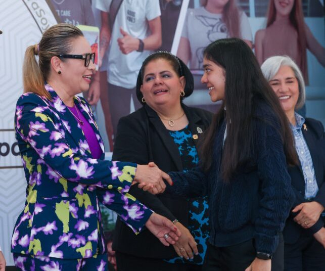 A sumar a más jóvenes en la construcción de una ciudadanía en paz, convoca Yarabí Ávila a estudiantes uruapenses