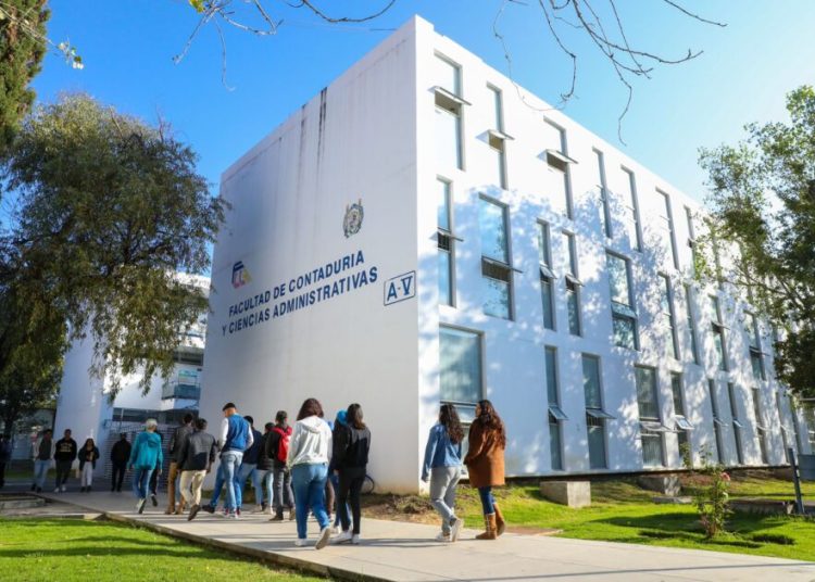 UMSNH pone al alcance de las y los egresados del área económico administrativa opciones para seguirse preparando